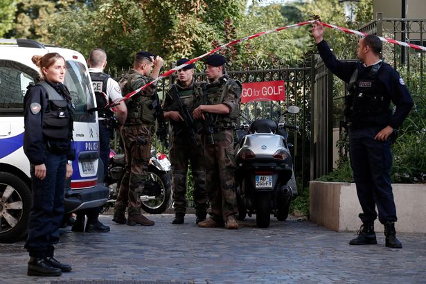 Фото: у Франції автомобіль врізався у натовп військових