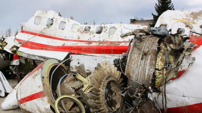 Смоленская катастрофа: польская комиссия обнаружила следы взрыва на левом крыле самолета