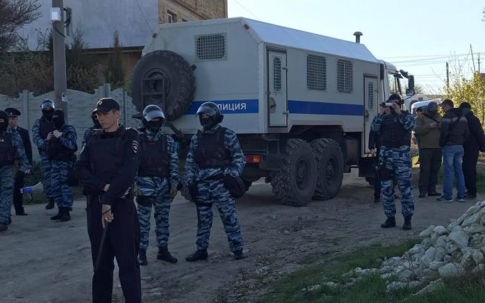 В оккупированном Крыму российские силовики заблокировали одну из улиц
