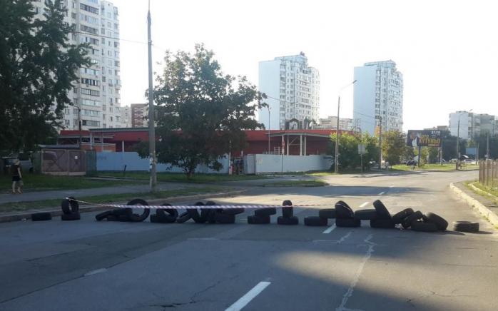 На Позняках в Киеве активисты заблокировали дорогу из-за строительства заправки (ФОТО, ВИДЕО)