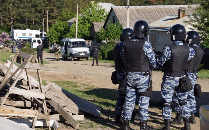 Обыски в Крыму: оккупанты задержали четверых крымских татар