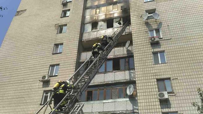 В центре Киева загорелась квартира в многоэтажке, есть погибшие (ФОТО, ВИДЕО)