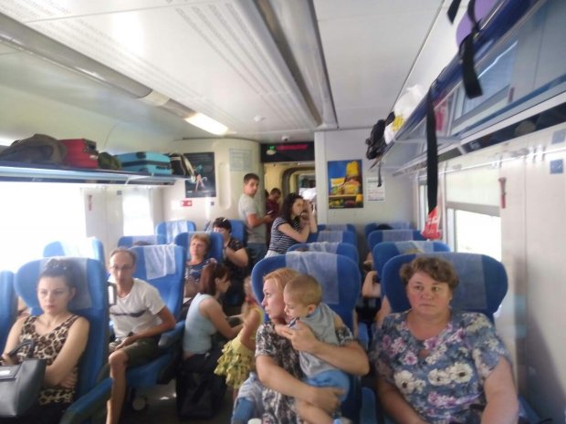 Фото: Пасажири змушені їхати стоячи в інших вагонах / Джерело: Facebook