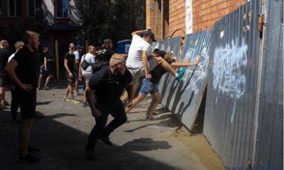 Не дарма зібралися: в Одесі противники «Маршу рівності» рознесли скандальне будівництво (ФОТО, ВІДЕО)