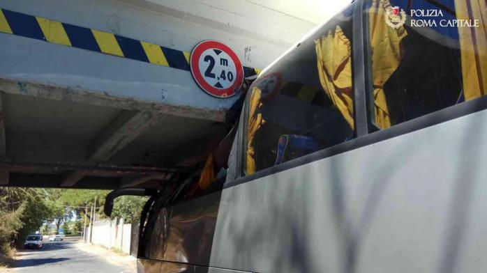 В Риме туристический автобус врезался в железнодорожный мост: много пострадавших (ФОТО)
