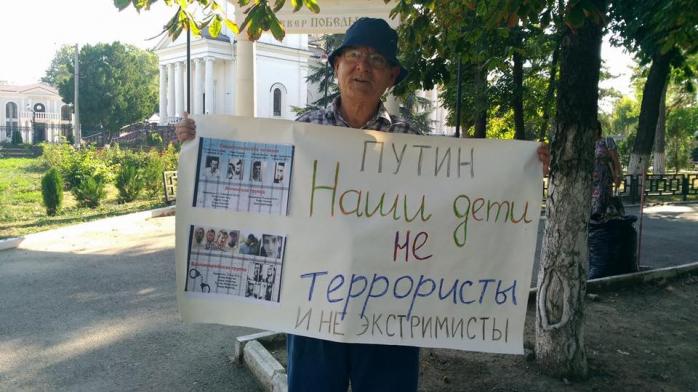 В оккупированном Крыму задерживают митингующих, вышедших в поддержку 76-летнего заключенного (ФОТО, ВИДЕО)