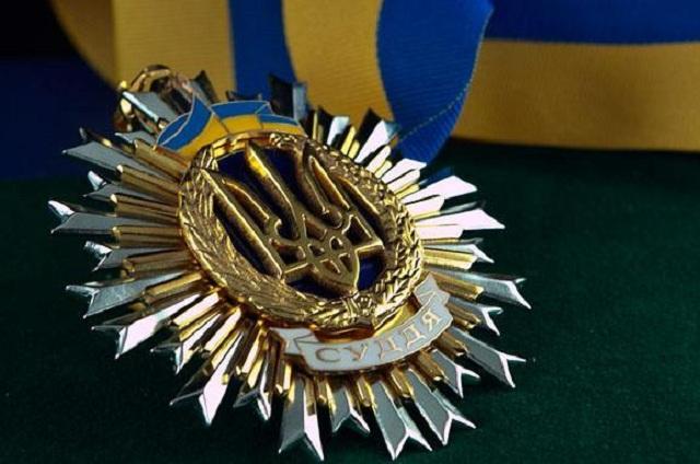 Золото, годинники, долари й рублі: НАБУ домоглося арешту майна екс-судді з Луганської області