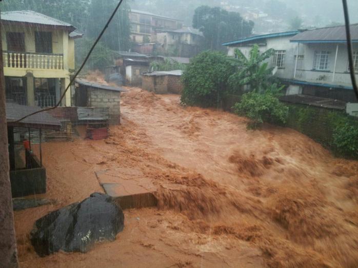 Количество жертв наводнения и оползней в Сьерра-Леоне превысило 300 человек (ФОТО)