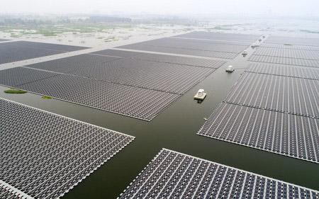 У Китаї ввели в експлуатацію найбільшу в світі плавучу сонячну електростанцію (ВІДЕО)