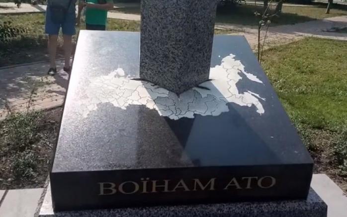 У Києві відкрили пам’ятний знак у вигляді меча, встромленого в карту РФ (ФОТО, ВІДЕО)