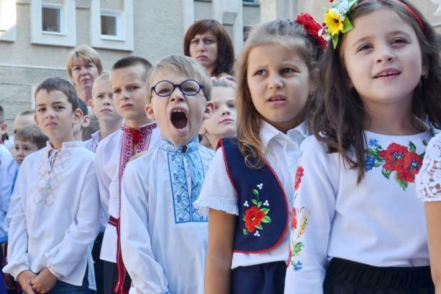 Без домашніх завдань і з танцями: Міносвіти внесло зміни в програму початкової школи