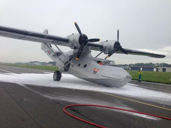 В Нидерландах пилот сумел посадить самолет-амфибию без переднего шасси (ВИДЕО)
