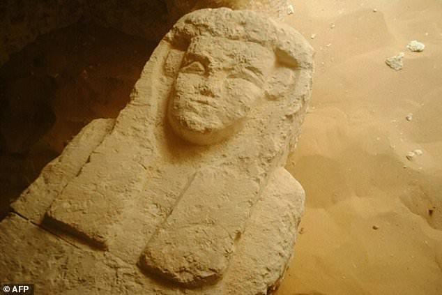 Новое открытие археологов в Египте: три гробницы, каменные саркофаги и глиняные артефакты (ФОТО)