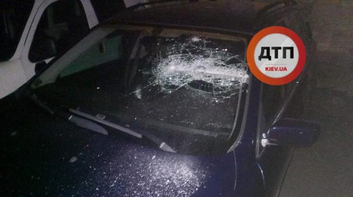 В Киеве неизвестные разбили и обстреляли автомобиль, а затем похитили водителя (ФОТО)