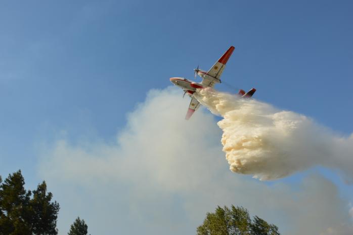 До гасіння масштабної лісової пожежі на Дніпропетровщині долучили авіацію (ФОТО, ВІДЕО)