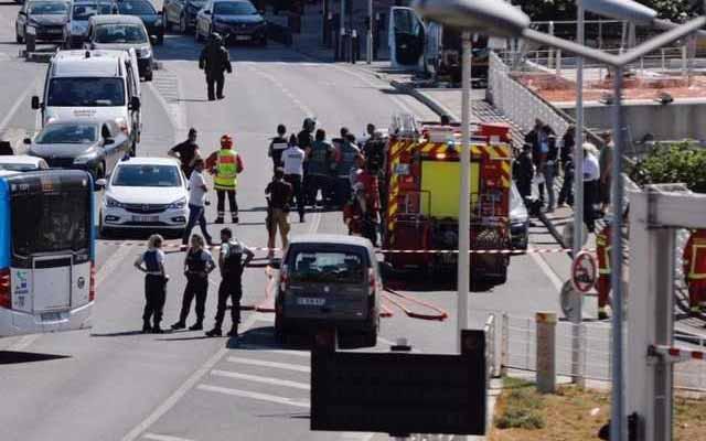 У центрі Марселя автомобіль протаранив дві зупинки, є жертви (ФОТО)