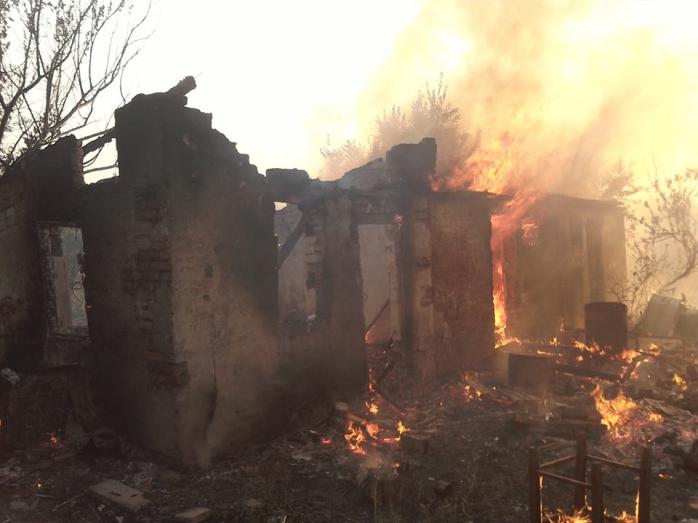 От обстрела боевиков в Зайцево сгорели жилые дома (ФОТО)