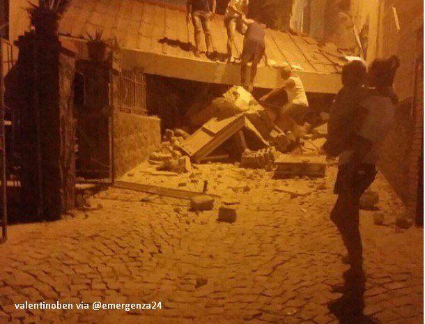 Землетрясение на итальянском острове Искья: из-под завалов вытащили младенца