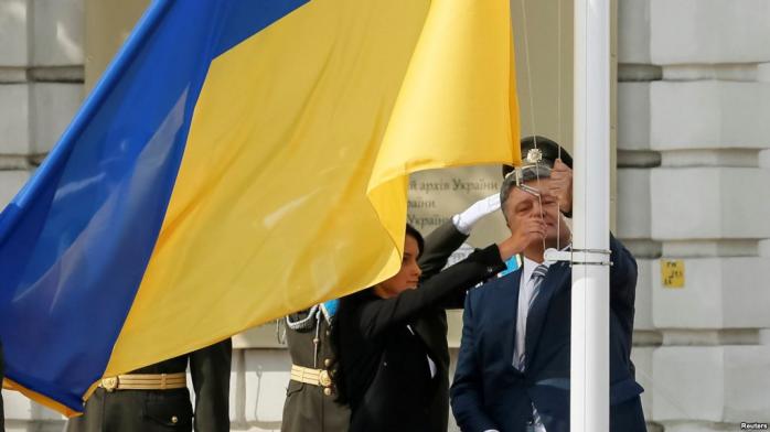 В Киеве состоялась торжественная церемония поднятия государственного флага Украины (ВИДЕО)
