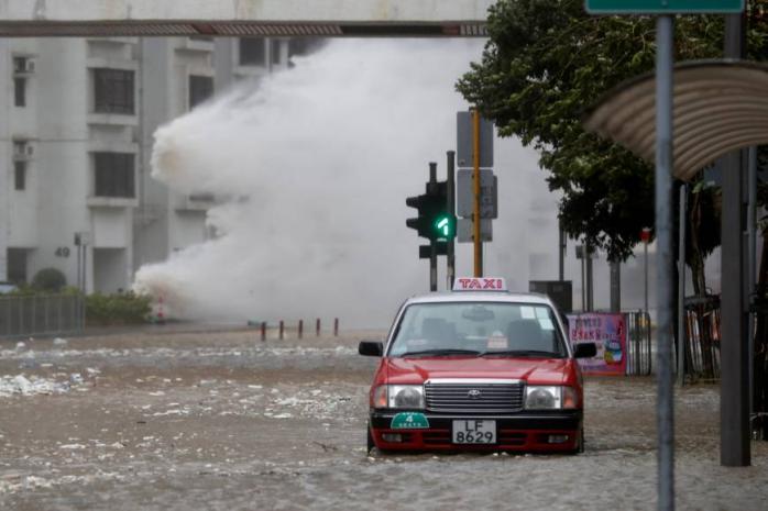 Страшная сила: 10-балльный тайфун парализовал Гонконг (ФОТО, ВИДЕО)