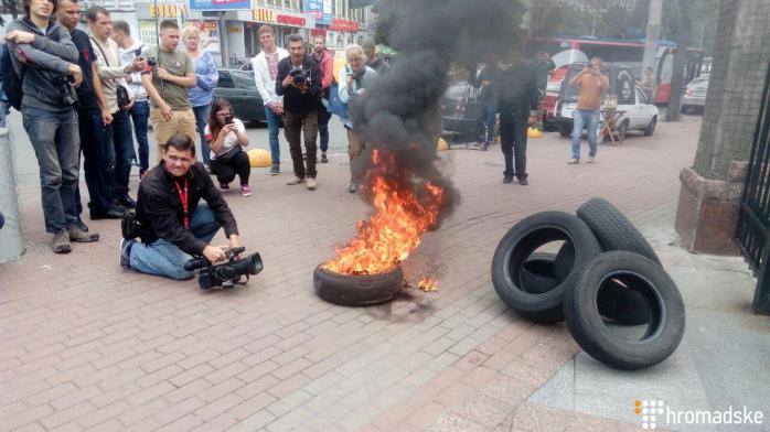 Под Апелляционным судом Киева горят шины: активисты требуют не выпускать из СИЗО организатора похищения майдановцев (ФОТО, ТРАНСЛЯЦИЯ)