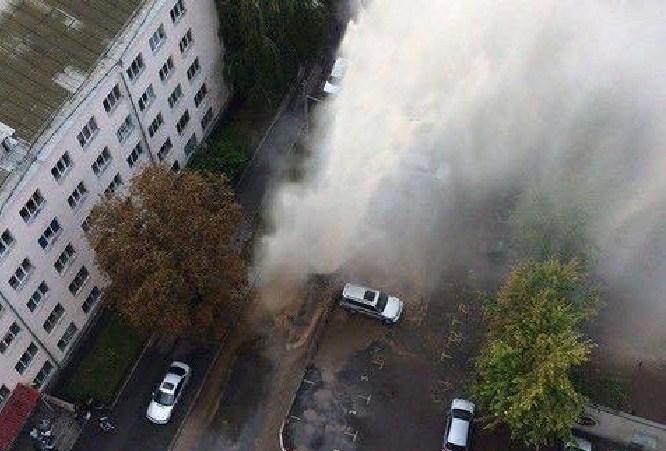 В Киеве прорвало трубу: фонтан горячей воды бил выше четвертого этажа (ФОТО, ВИДЕО)