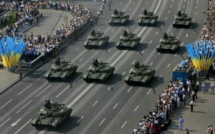 Як проходили військові паради у Києві в різні роки Незалежності України (ВІДЕО)