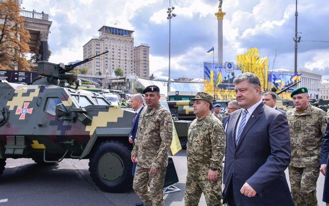 Порошенко: Україна готова дати військову відсіч агресору, але ми орієнтуємося на мирний шлях