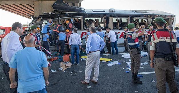 В Турции пассажирский автобус врезался в опору моста, есть погибшие (ФОТО)