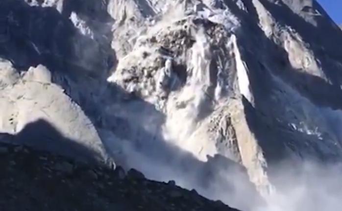 В швейцарских Альпах произошел оползень: 200 человек эвакуированы, 8 пропали (ФОТО, ВИДЕО)