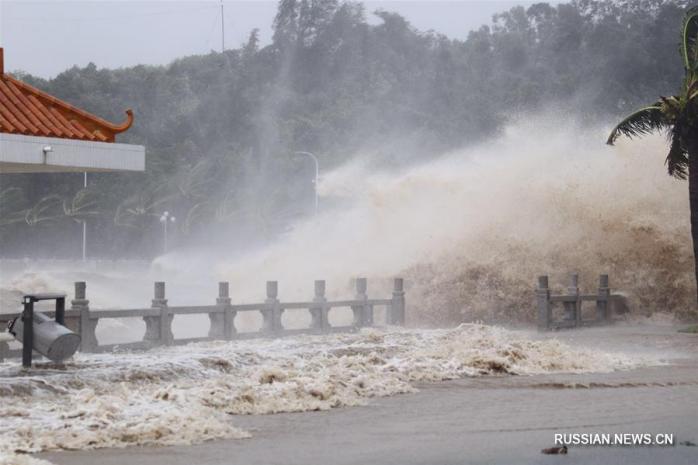 Потужний тайфун «Хато» прокотився півднем Китаю: є жертви і руйнування (ФОТО, ВІДЕО)