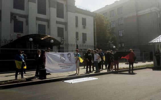 Под посольством РФ в Киеве митинговали в поддержку Сенцова и Кольченко (ФОТО)