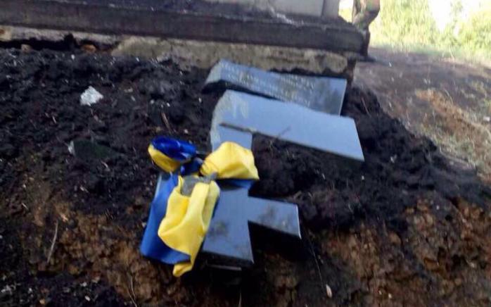 На Донетчине вандалы разрушили памятник погибшим бойцам Нацгвардии (ФОТО)