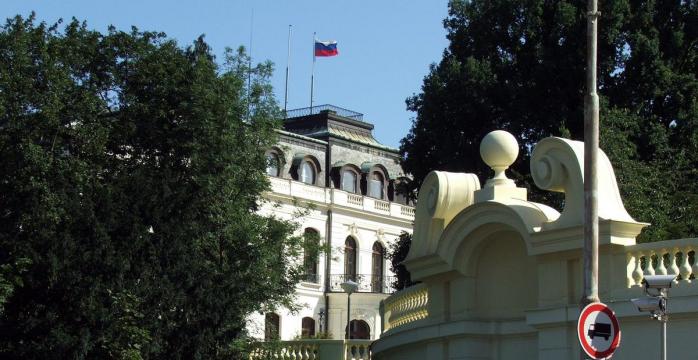 Новый шпионский скандал в Чехии: штат посольства РФ могут сократить
