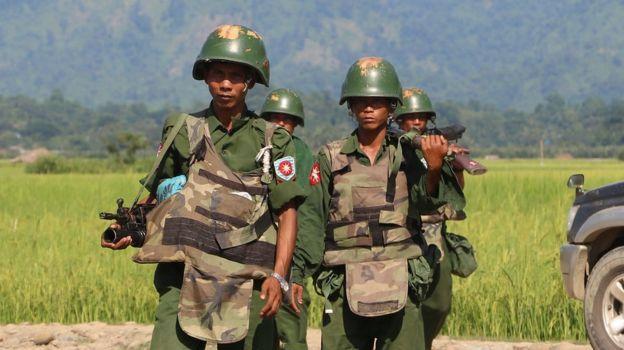 В столкновениях военных с боевиками в Мьянме погибло почти сто человек