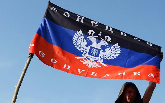 На торжествах в Болгарии развернули флаг ДНР, Украина требует расследования