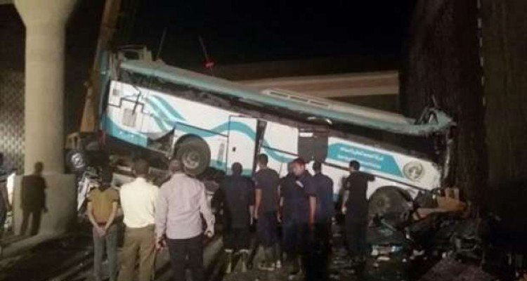 Фото: в Египте туристический автобус сорвался с дороги