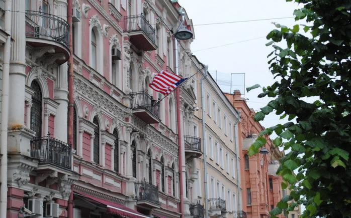 У Санкт-Петербурзі невідомі облили фарбою будівлю генконсульства США (ФОТО)