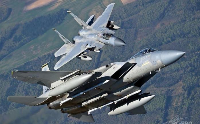 Семь истребителей США F-15C Eagle приземлились в Литве накануне учений «Запад-2017»