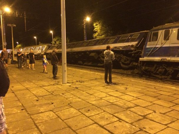 Фото: в Польше пассажирский поезд врезался в грузовой