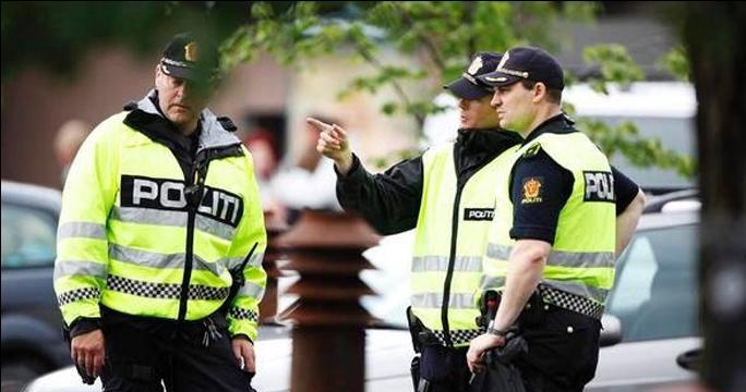 В Стокгольме неизвестный с ножом атаковал полицейских