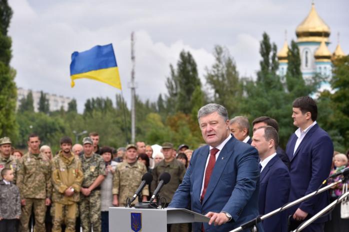 Порошенко: С 2018 года вводятся новые правила пересечения границы для граждан стран, представляющих риски для Украины