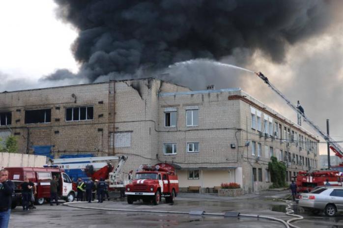 В Харькове крупный пожар охватил завод (ФОТО)