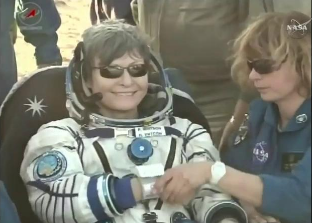 Американская женщина-астронавт успешно вернулась с МКС, установив два рекорда (ВИДЕО)