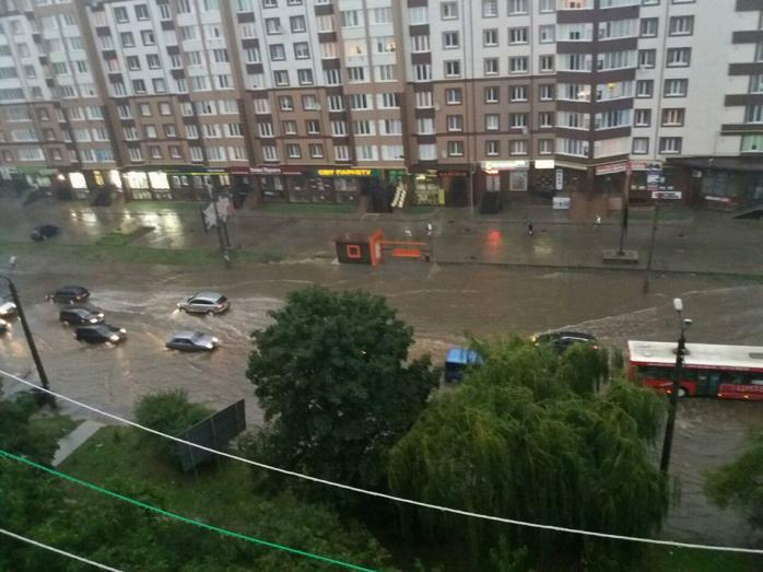Злива в Івано-Франківську призвела до затоплення центру міста (ФОТО, ВІДЕО)