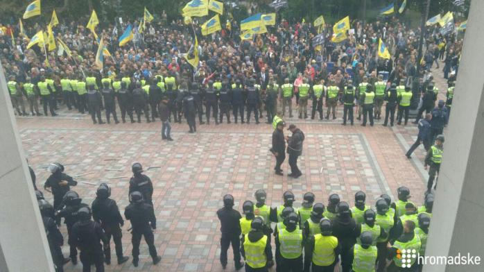 Страйк автовласників: біля будівлі Ради горіли шини, поліція відтіснила і затримала активістів (ФОТО, ВІДЕО)