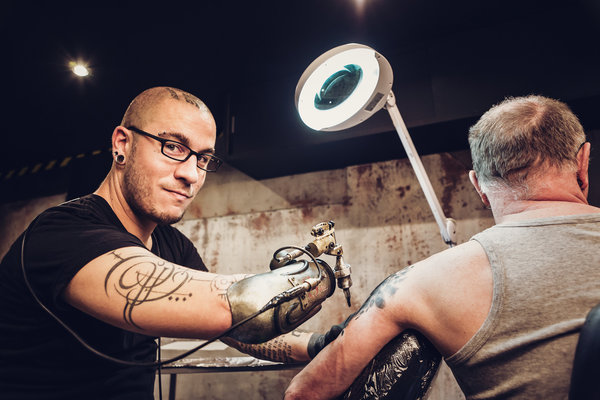 Фото: Джей Си Шелтан и единственный в мире протез-тату-машинка