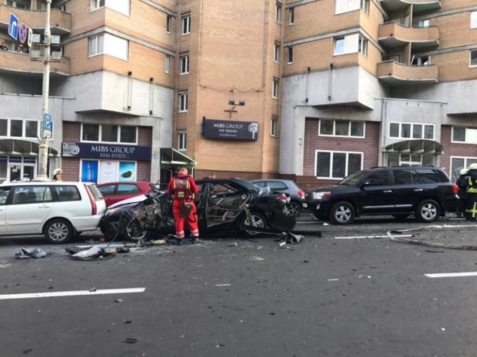 В центре Киева взорвался автомобиль, есть погибший (ФОТО, ВИДЕО)