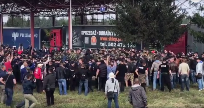 КПП «Краковец»: Силовики оцепили группу неизвестных в военной форме (ВИДЕО)