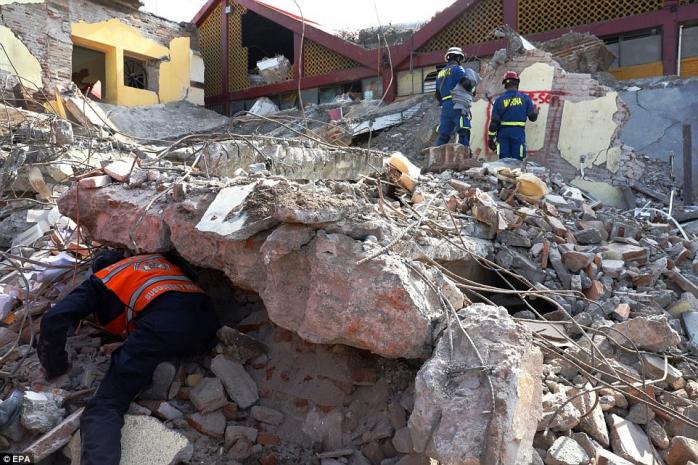 Жертвами мощного землетрясения в Мексике стали уже 90 человек